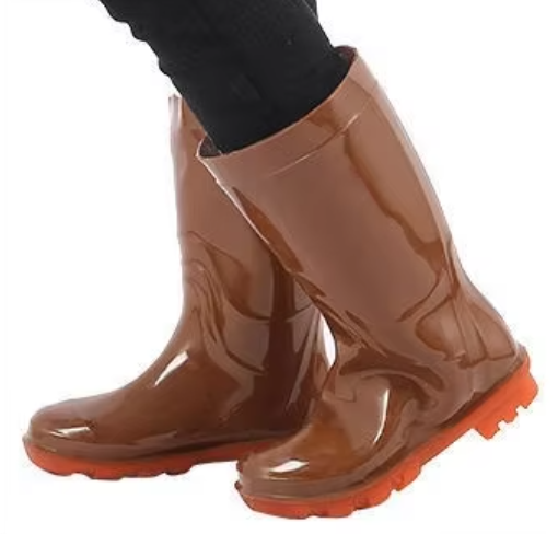 94864b81-d51a-4dbf-be62-efed053f0847_stivali-da-giardino-in-pvc-resistenti-all'acqua-e-traspiranti-di-colore-marrone-lucido-con-suola-arancione-robusta.png